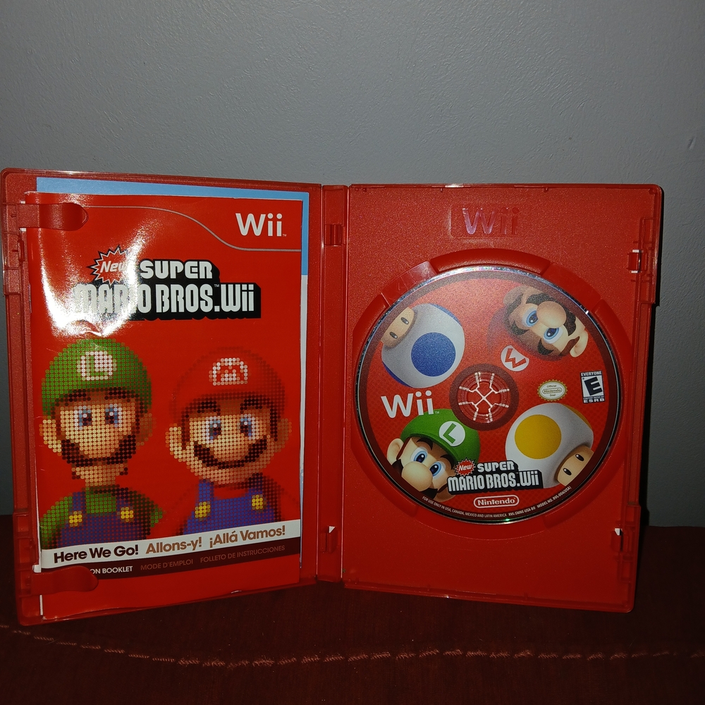 Nintendo New Super Mario Bros. Wii - Game - Picture 2 of 3